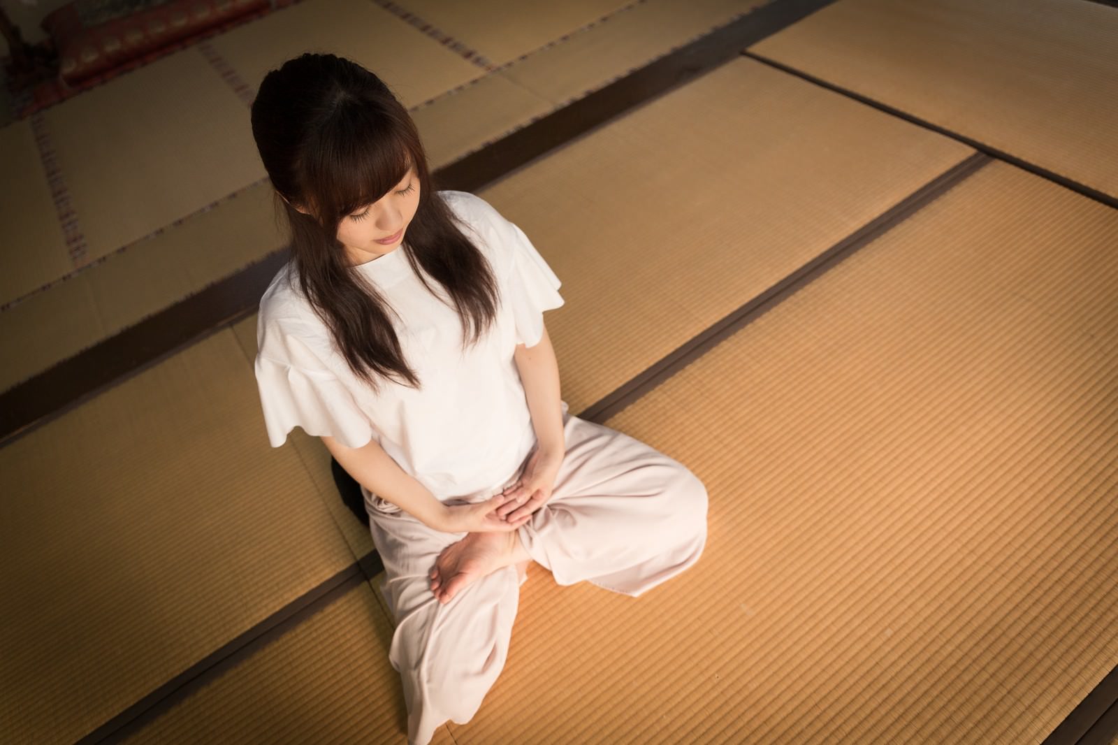 「座禅をすることで色々な思考が頭を駆け巡る（伊万里市本光寺）」の写真［モデル：河村友歌］