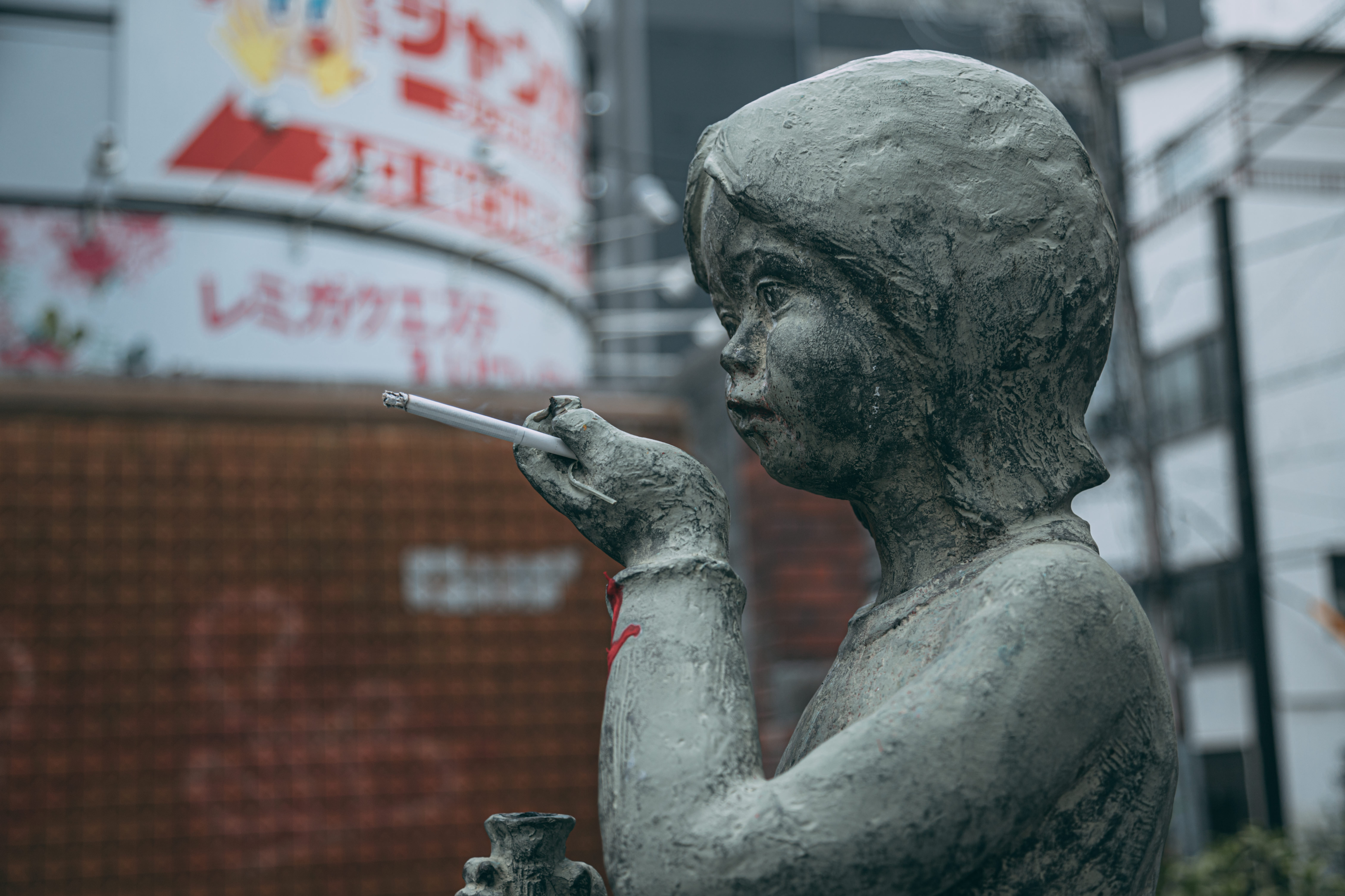 銅像に紙タバコを持たせるマナーの悪いイタズラの写真を無料ダウンロード フリー素材 ぱくたそ 銅像に紙タバコを持たせるマナーの悪いイタズラの写真を無料ダウンロード フリー素材 ぱくたそ