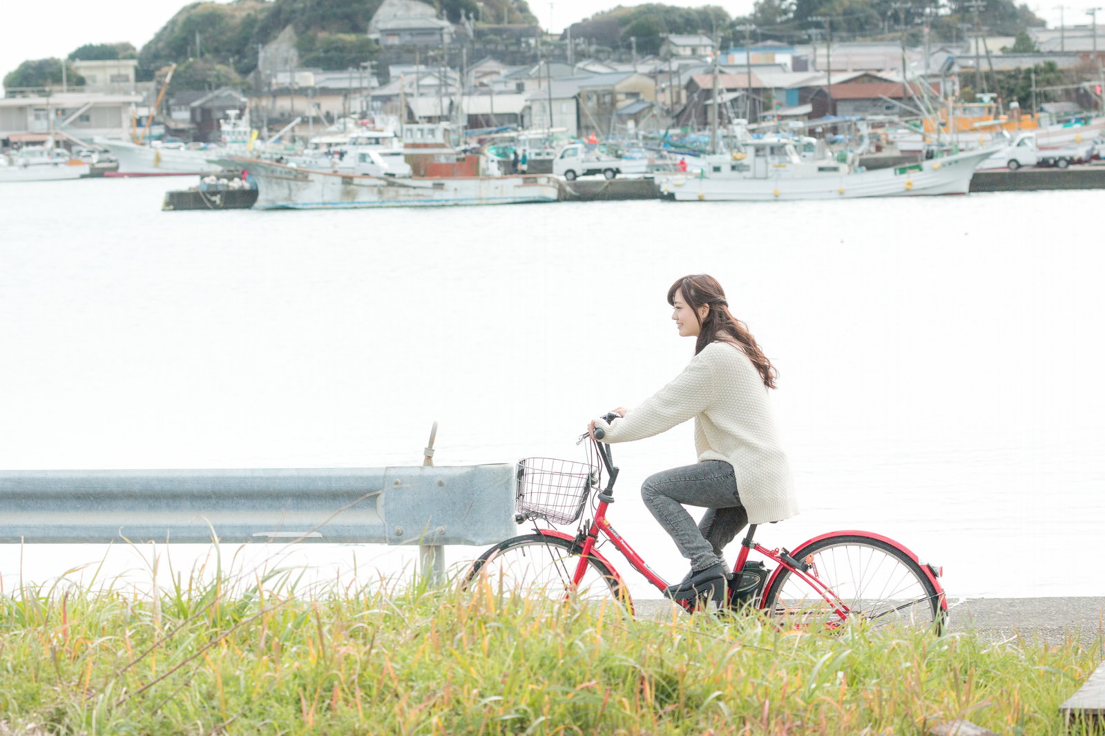 「自転車で買い物に出かける女性」の写真［モデル：河村友歌］