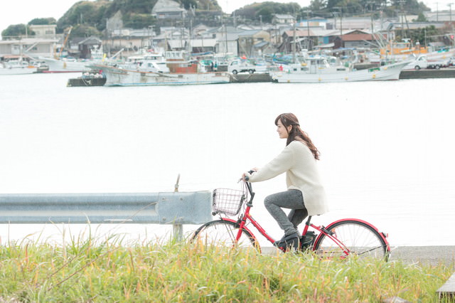 自転車で買い物に出かける女性