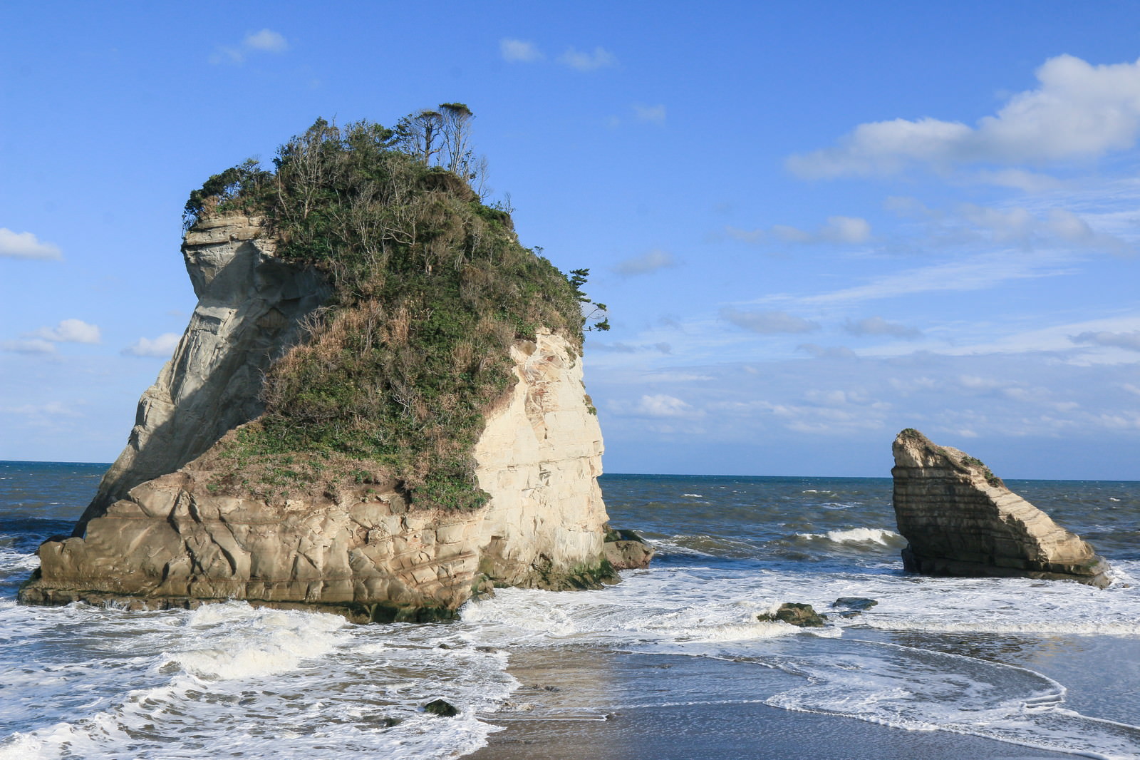 「津々ヶ浦の夫婦岩 | フリー素材のぱくたそ」の写真