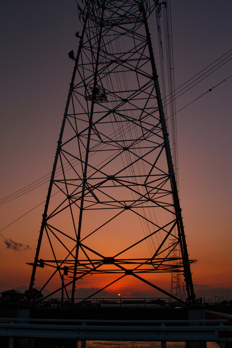 「夕焼け空と鉄塔のシルエット」の写真