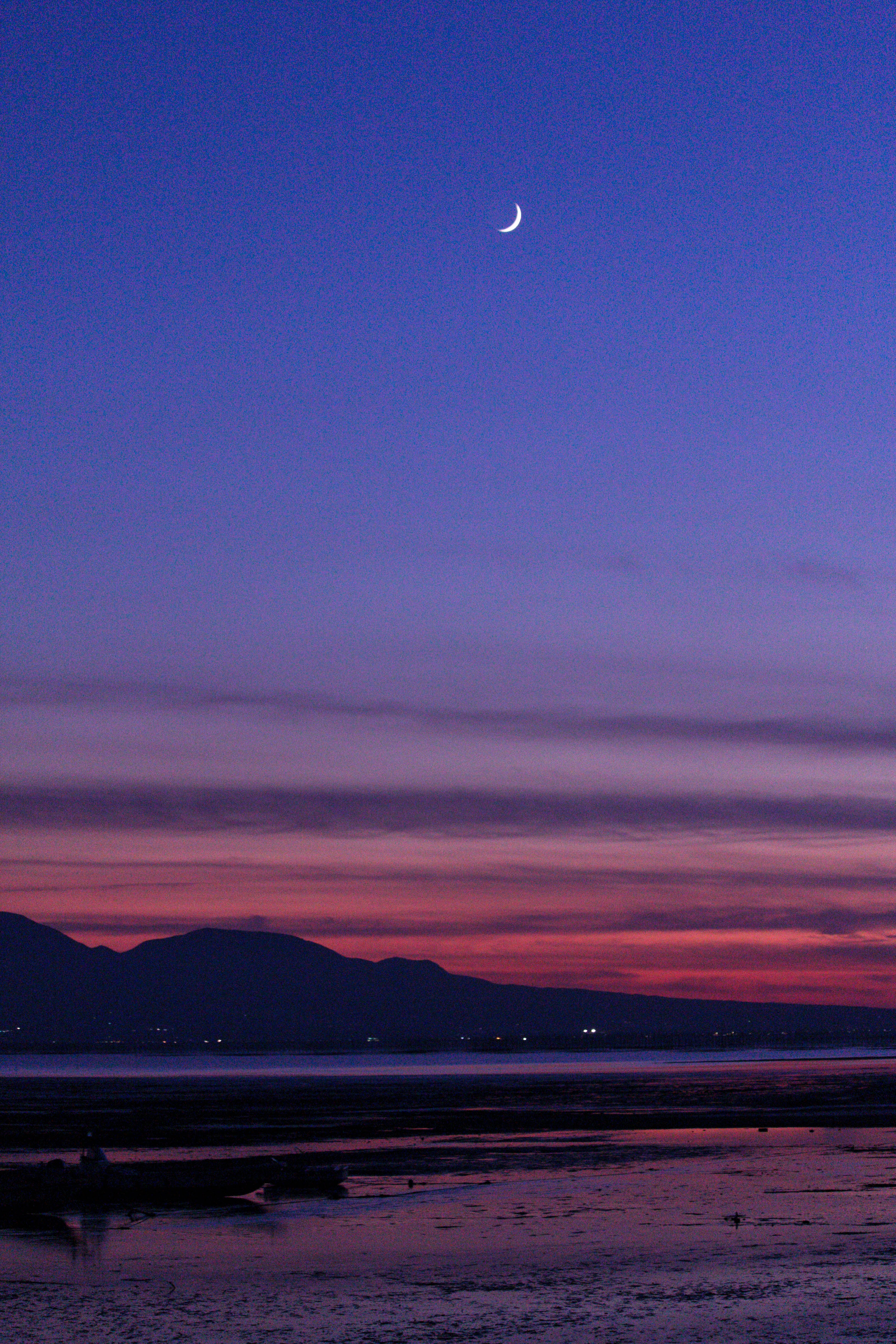 夕暮れと三日月の写真素材 ぱくたそ