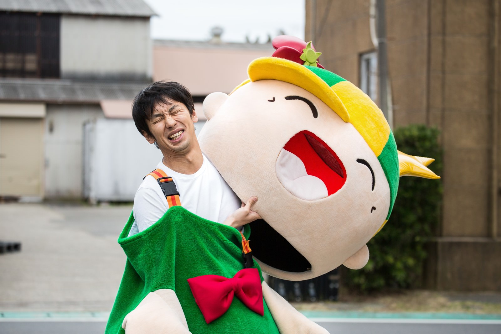 「真逆の表情を見せるゆるキャラと中の人 | フリー素材のぱくたそ」の写真［モデル：ホットくん 大川竜弥］