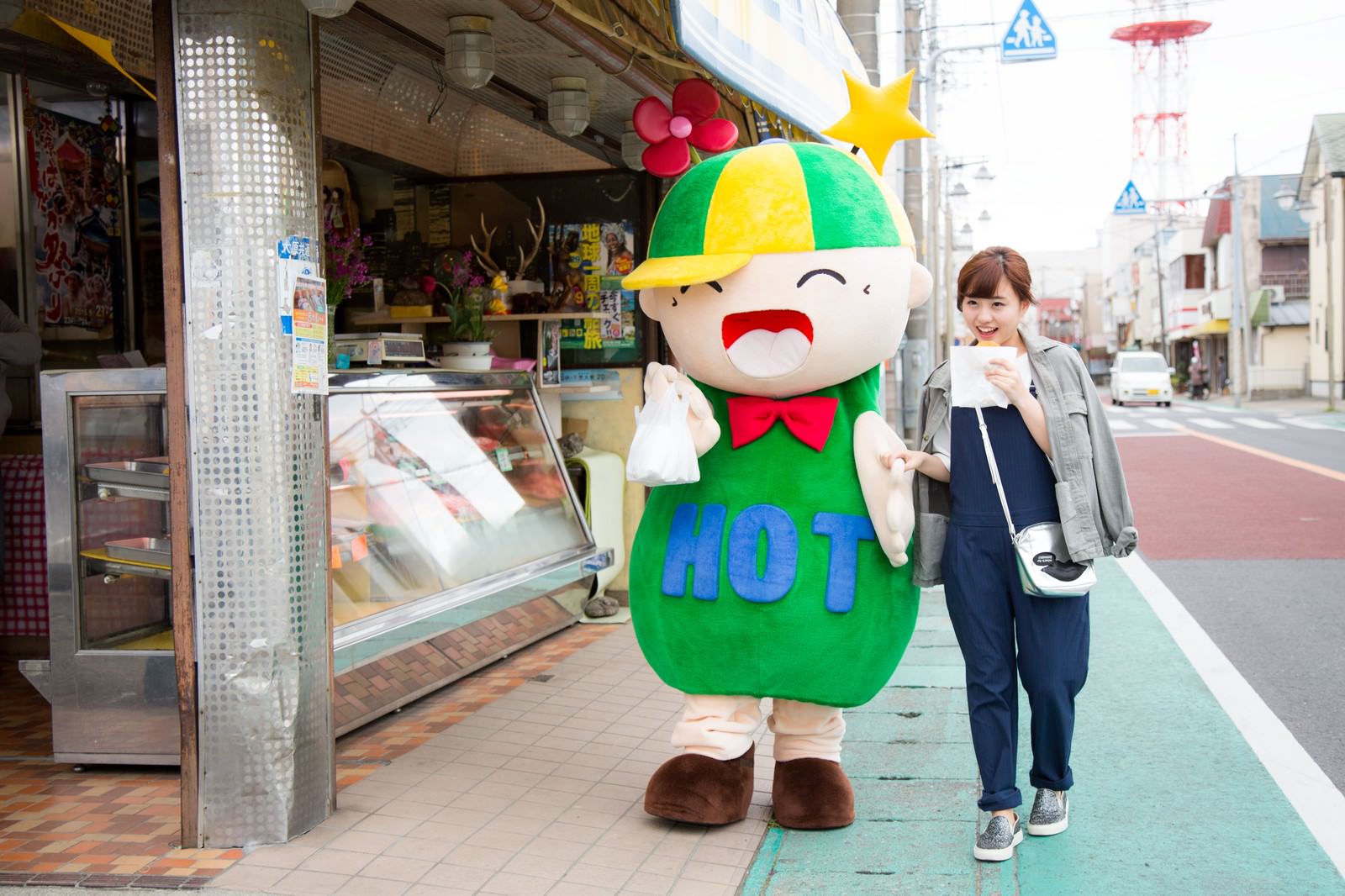 「こっそり食べ歩きをする目立つカップル」の写真［モデル：ホットくん 河村友歌］