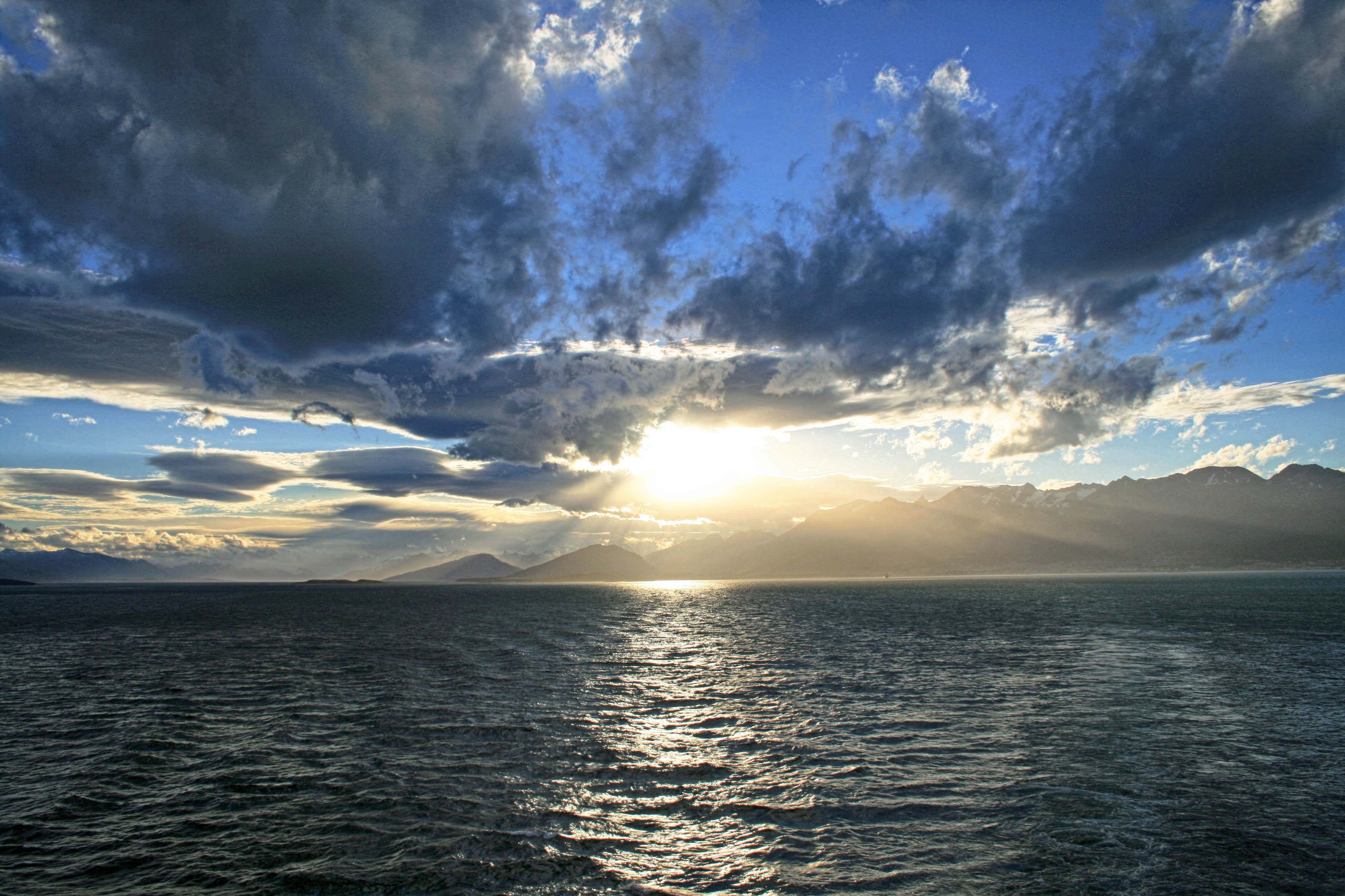 穏やかな海に日が昇る の写真を無料ダウンロード フリー素材 ぱくたそ