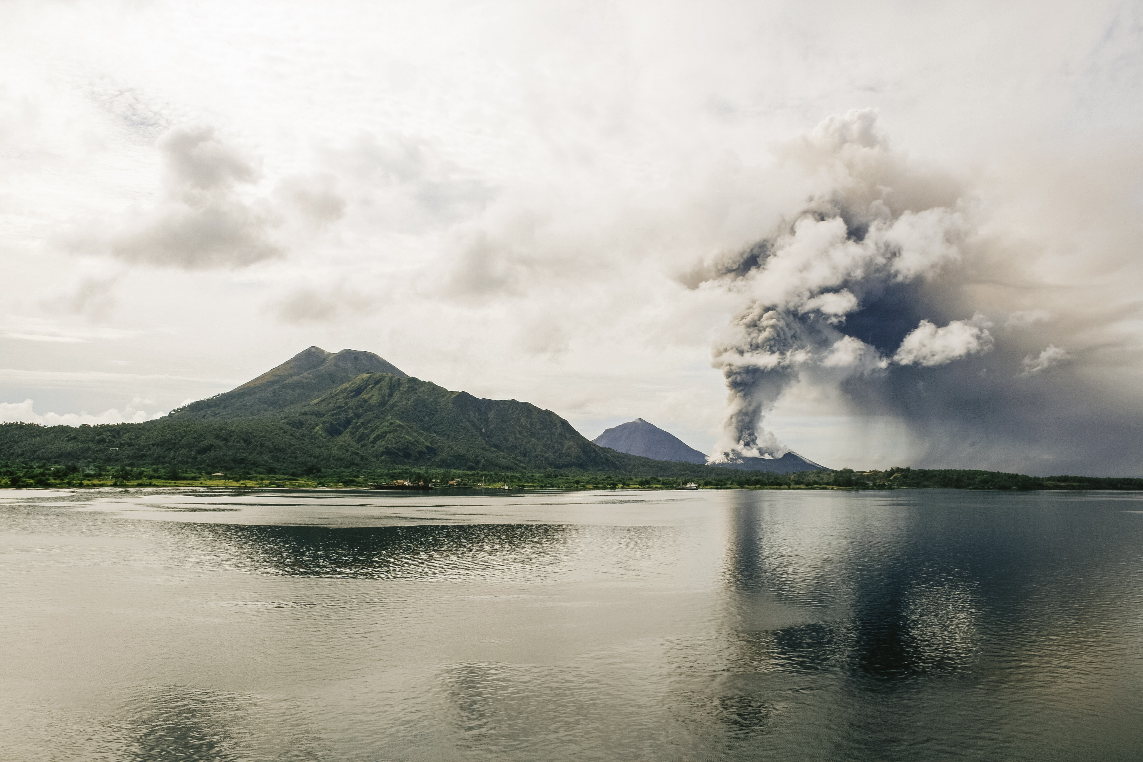 噴煙を上げる火山島の無料の写真素材 フリー素材 をダウンロード ぱくたそ 噴煙を上げる火山島の無料の写真素材 フリー素材 をダウンロード ぱくたそ