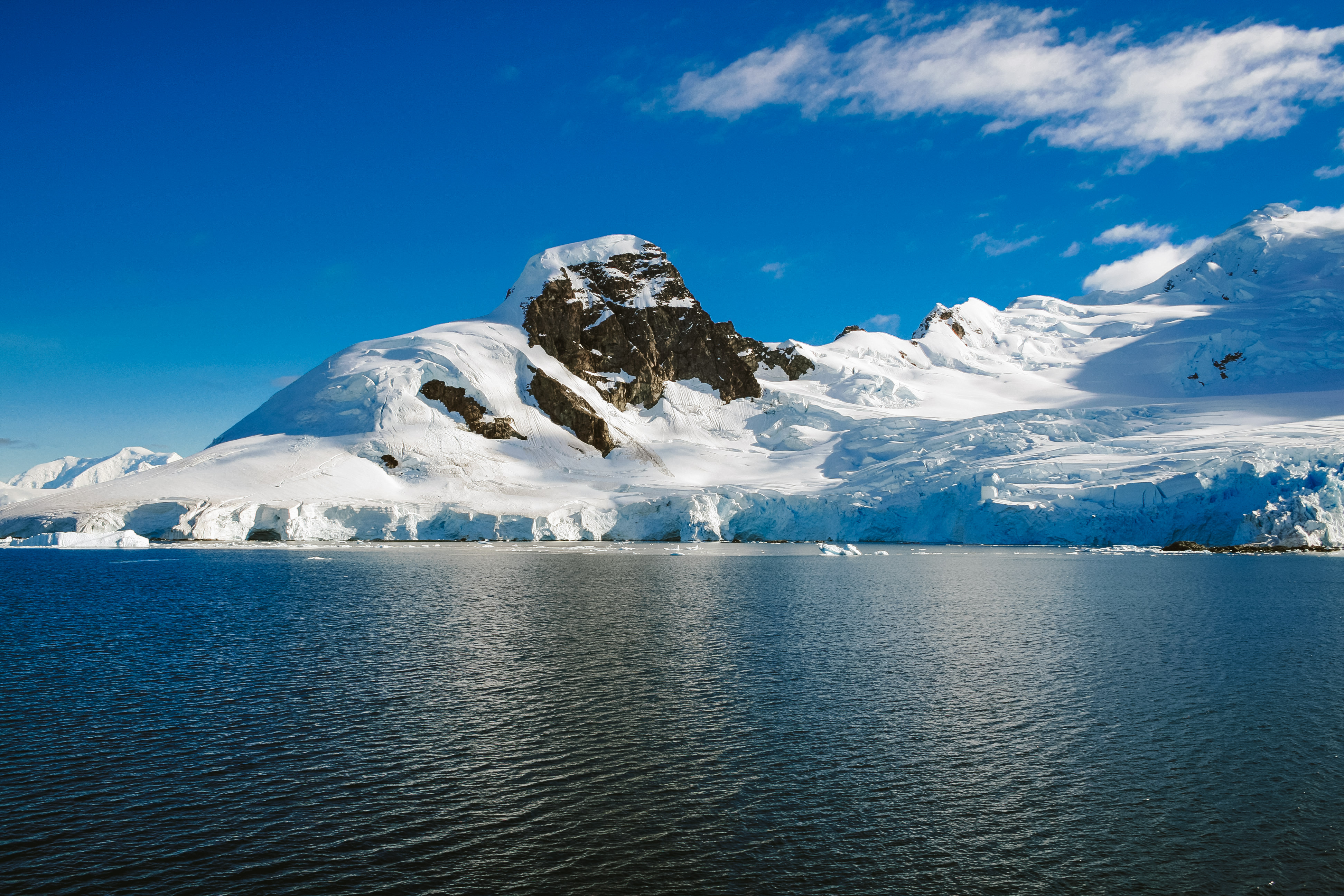 氷が溶け山肌が見える 南極大陸 の無料の写真素材 フリー素材 をダウンロード ぱくたそ
