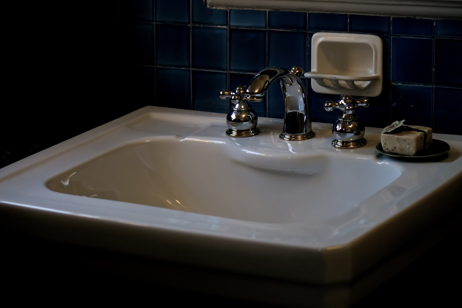 「薄暗い手洗い場薄暗い手洗い場」のフリー写真素材を拡大