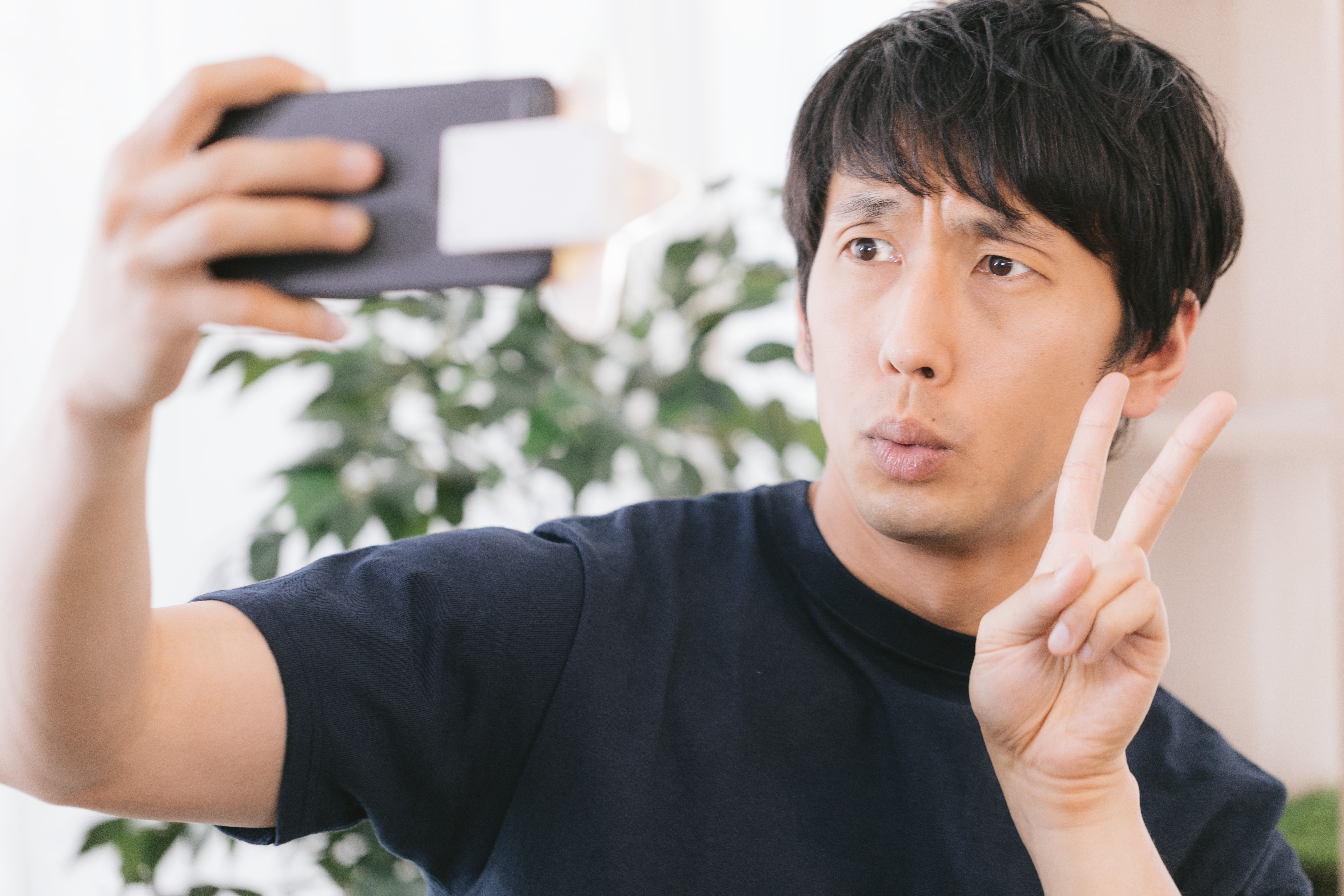 星型の自撮りライトを使っても表情が暗い男性の写真素材 ぱくたそ