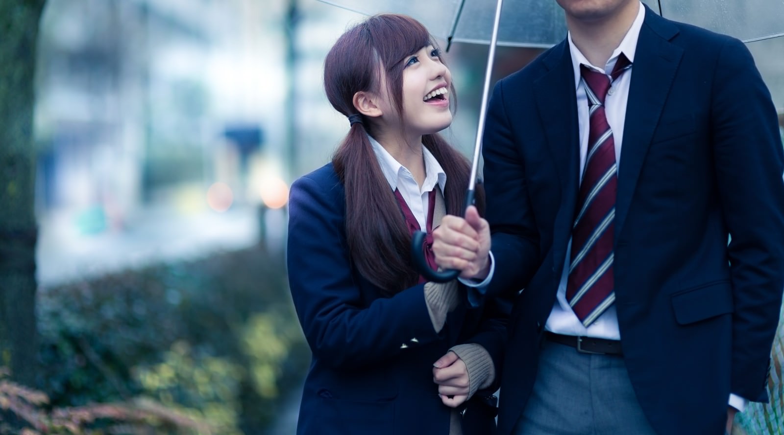 傘忘れちゃった 彼氏に相合傘をおねだりする彼女の写真素材 ぱくたそ