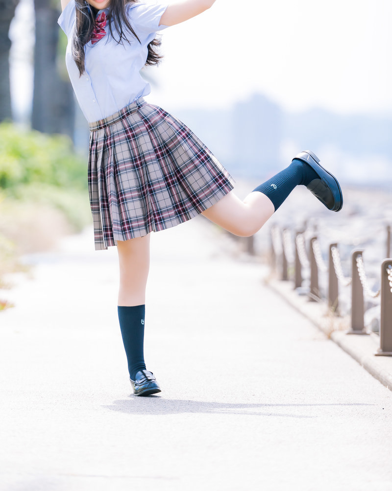 「晴れ晴れに浮かれる女子高生」の写真［モデル：石投げて美奈代］