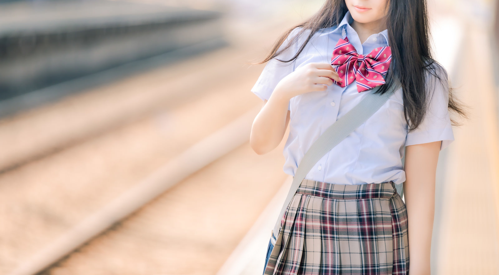 電車通学の女子高生の写真素材 ぱくたそ