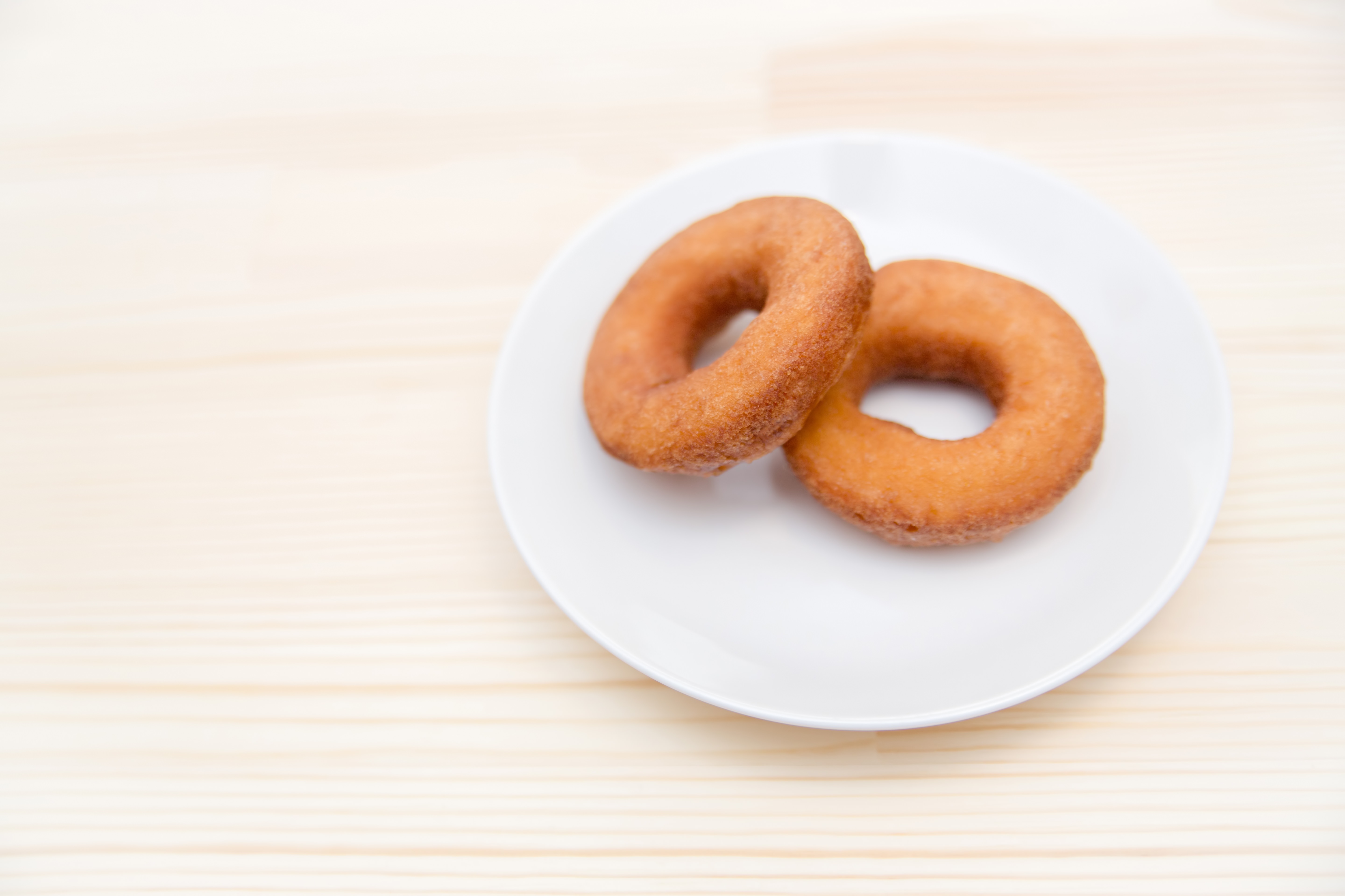 お皿の上に置かれたドーナツ２個の写真素材 ぱくたそ