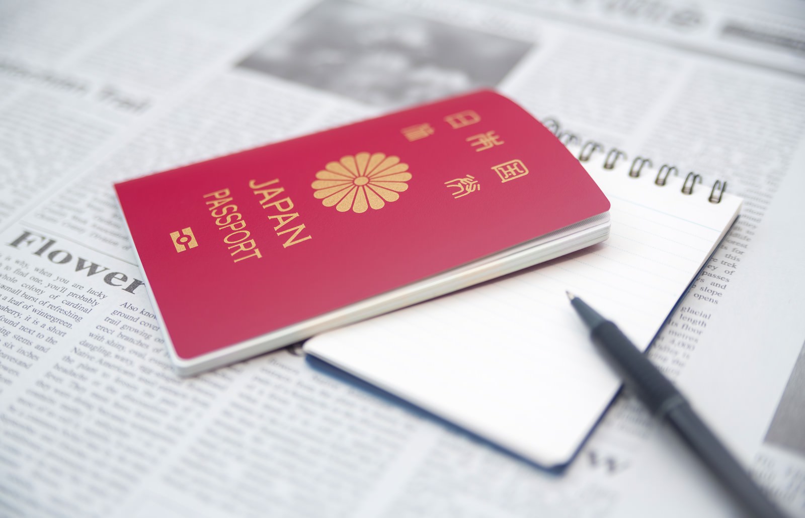 「パスポートとメモ帳」の写真