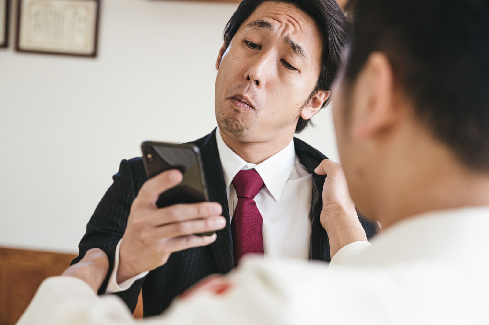 「組み手中もメールチェックを欠かさない青年実業家」の写真［モデル：大川竜弥］