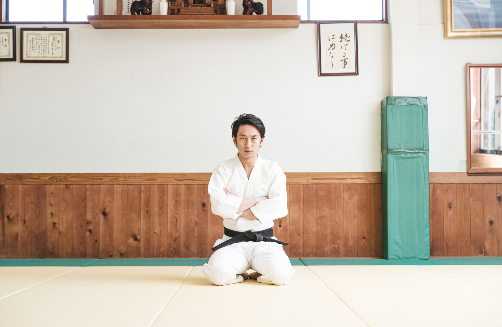 「柔道場で腕を組む挑戦者」の写真［モデル：大川竜弥］