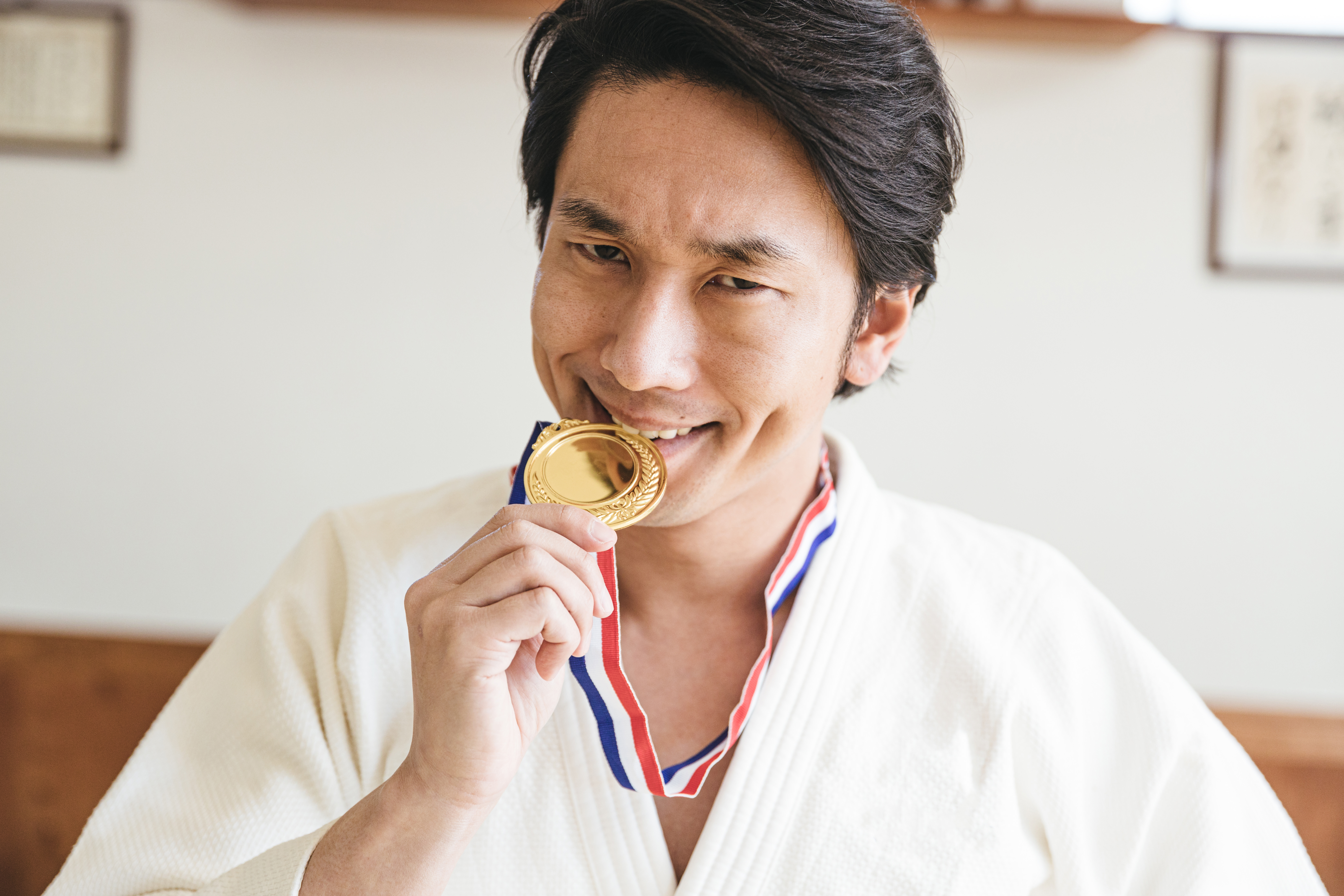 金メダルを噛む選手の写真を無料ダウンロード フリー素材 ぱくたそ