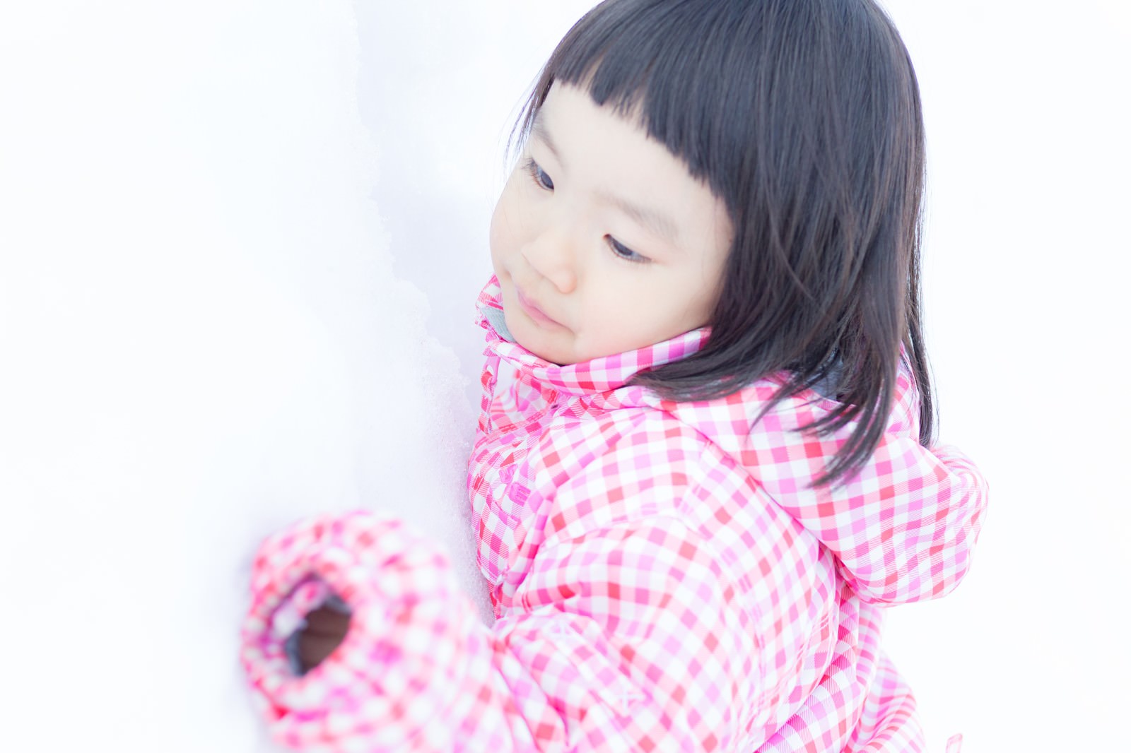 「雪が積もったよ（子供）雪が積もったよ（子供）」［モデル：あんじゅ］のフリー写真素材