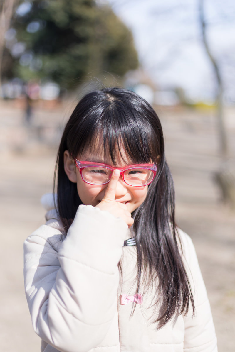 「花粉症対策の眼鏡をかけた少女 | フリー素材のぱくたそ」の写真［モデル：あんじゅ］
