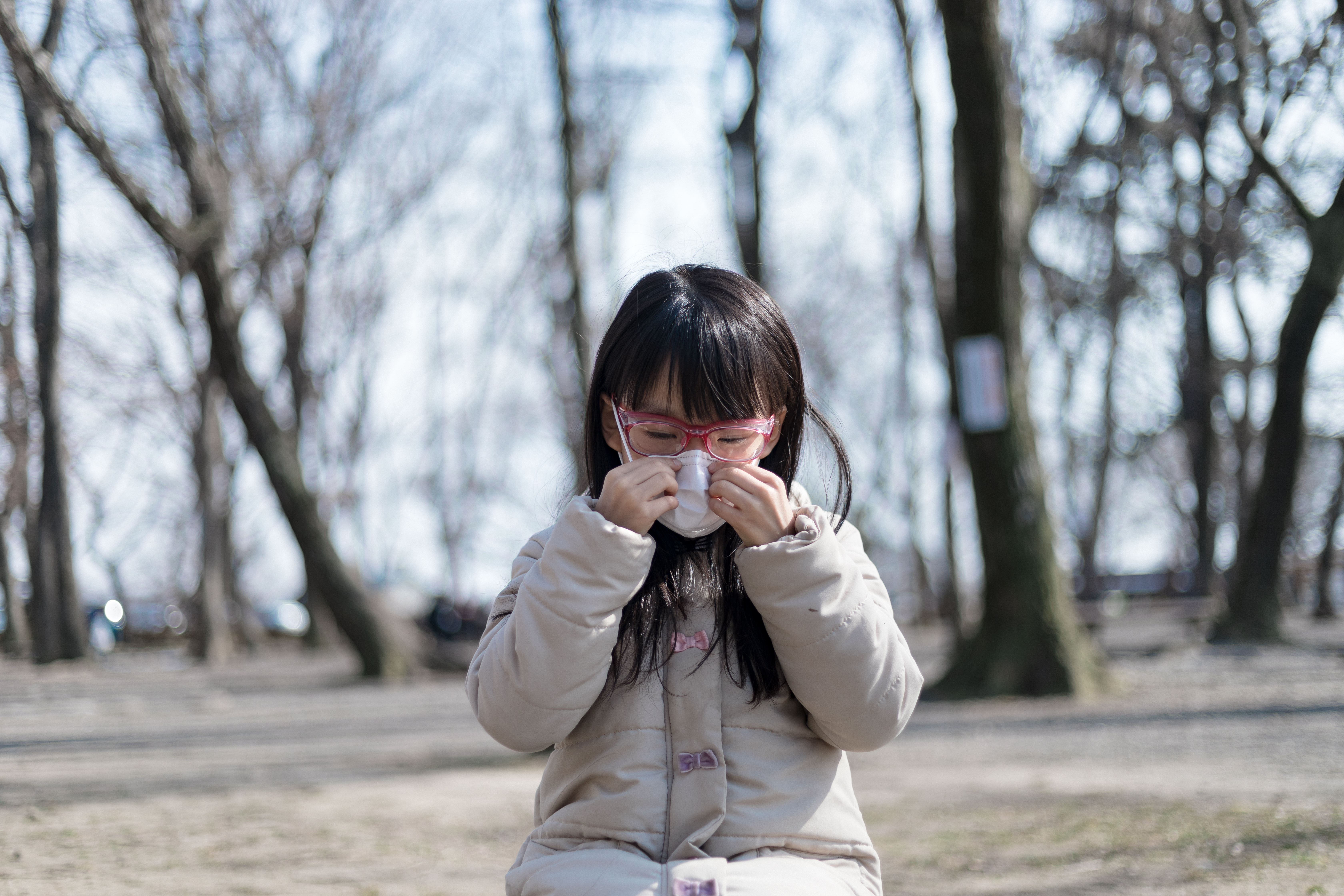 花粉症対策にマスクをする女の子の写真を無料ダウンロード フリー素材 ぱくたそ 花粉症対策にマスクをする女の子の写真を無料ダウンロード フリー素材 ぱくたそ
