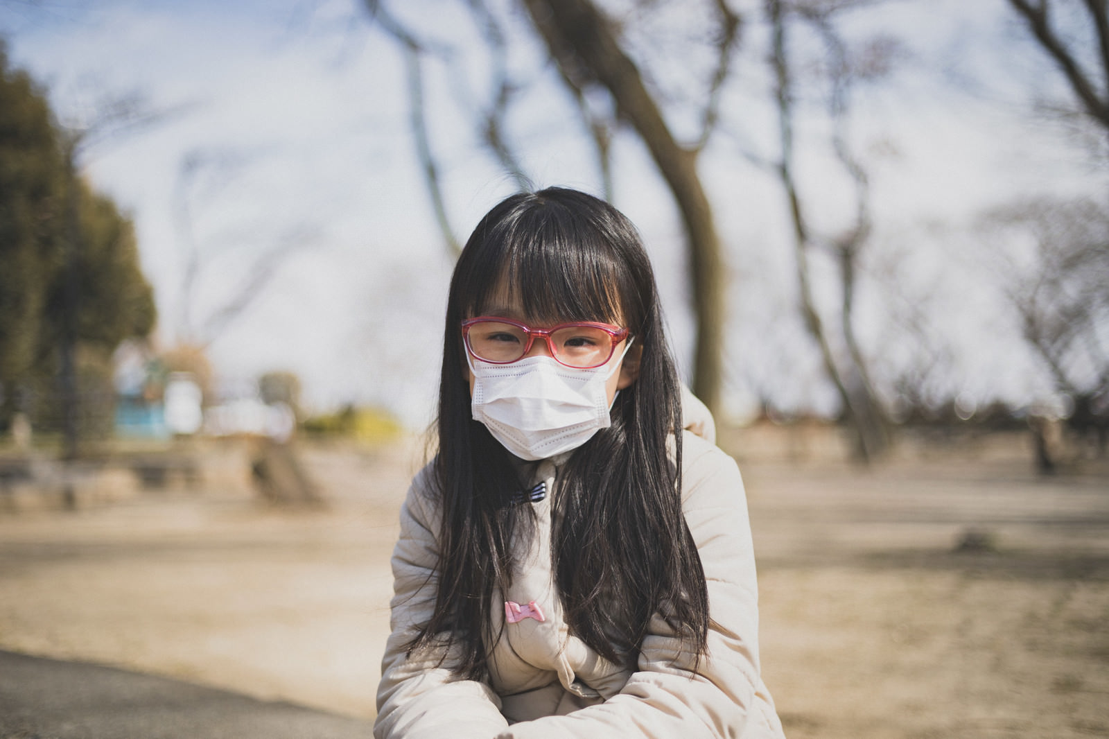 「風邪なのか花粉症なのか分からず気怠い表情の女の子 | フリー素材のぱくたそ」の写真［モデル：あんじゅ］