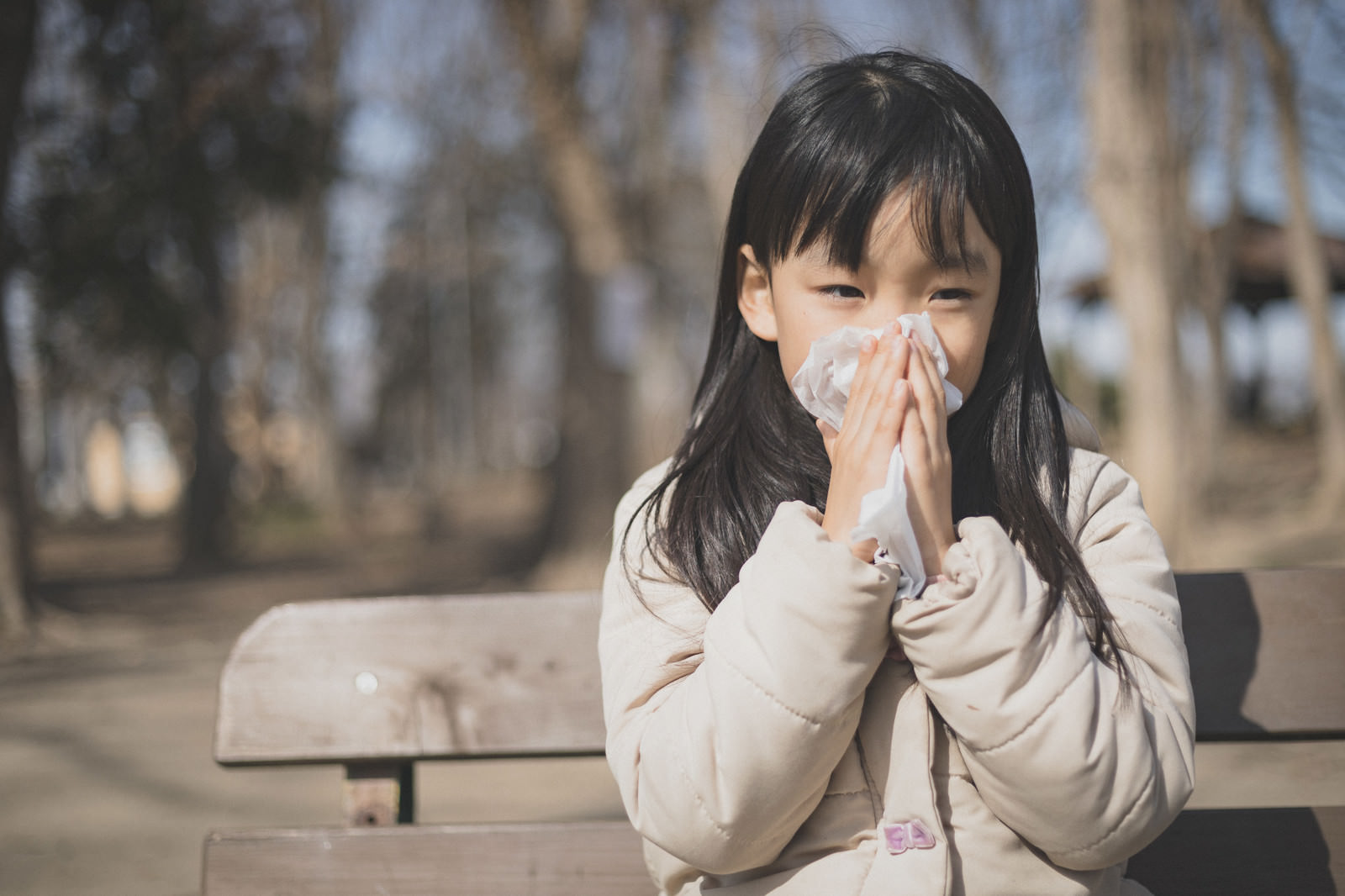 花粉症の時期 ティッシュで鼻をかむ女の子の写真 画像 を無料ダウンロード フリー素材のぱくたそ 花粉症の時期 ティッシュで鼻をかむ女の子の写真 画像 を無料ダウンロード フリー素材のぱくたそ