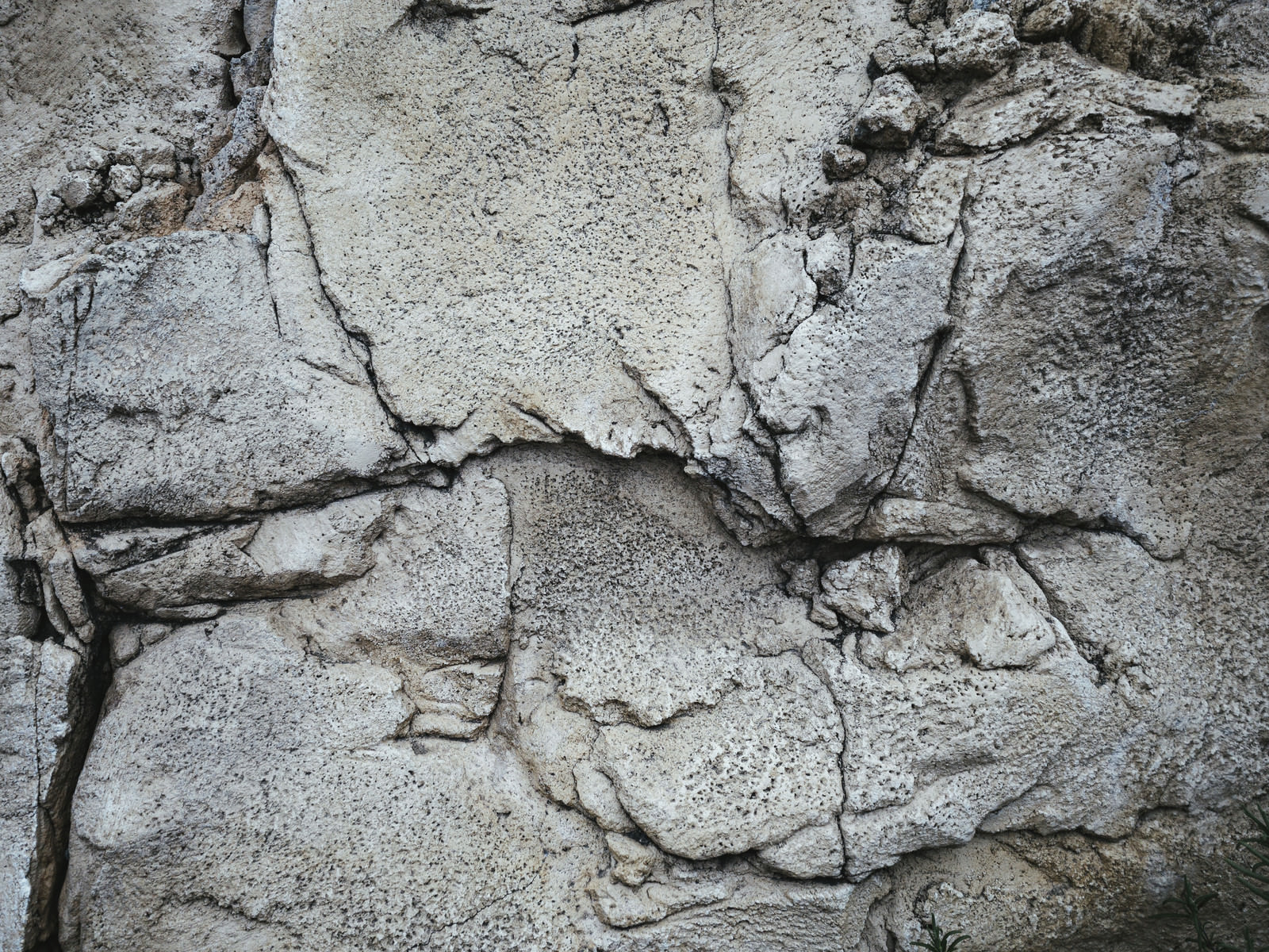 「割れたて亀裂の入る岩肌（テクスチャー） | フリー素材のぱくたそ」の写真