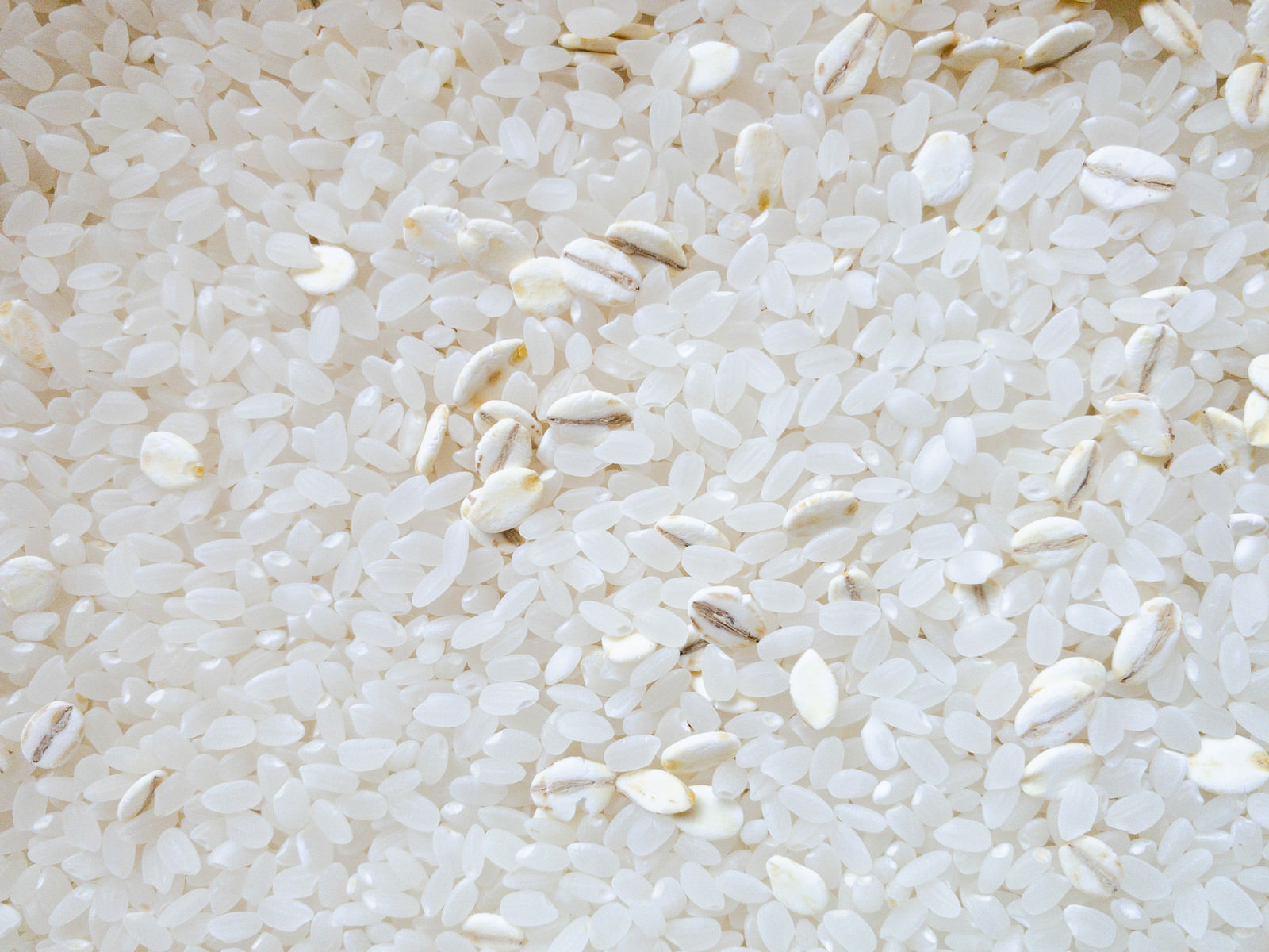 「白米の中に混じる麦（テクスチャー）」の写真