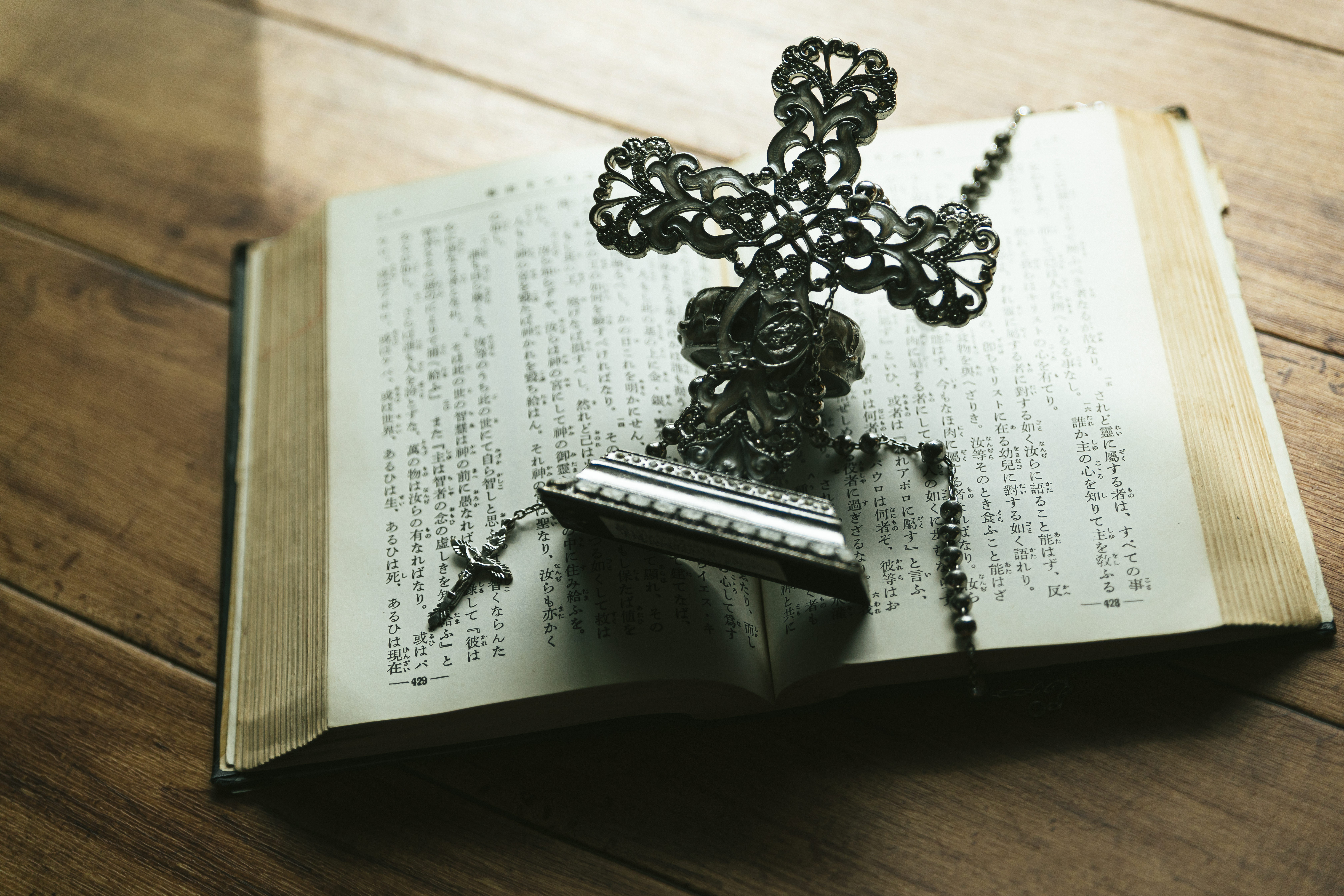 窓辺に置かれた十字架の燭台とロザリオの写真を無料ダウンロード フリー素材 ぱくたそ