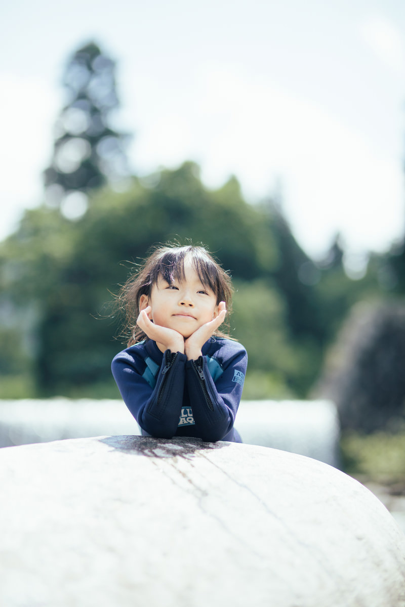 「川遊びで冷えた体を温める女の子」の写真［モデル：あんじゅ］