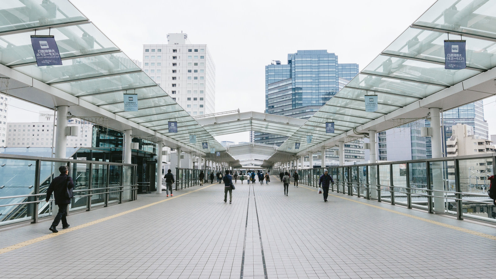 大崎駅西口のバスターミナルに向かう通路の写真 画像 を無料ダウンロード フリー素材のぱくたそ 大崎駅西口のバスターミナルに向かう通路の写真 画像 を無料ダウンロード フリー素材のぱくたそ