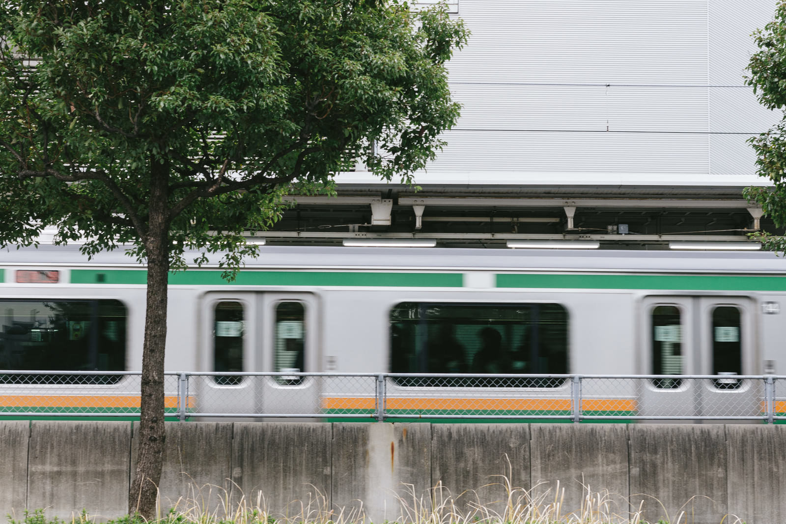 大崎駅を電車が通過中の写真を無料ダウンロード フリー素材 ぱくたそ