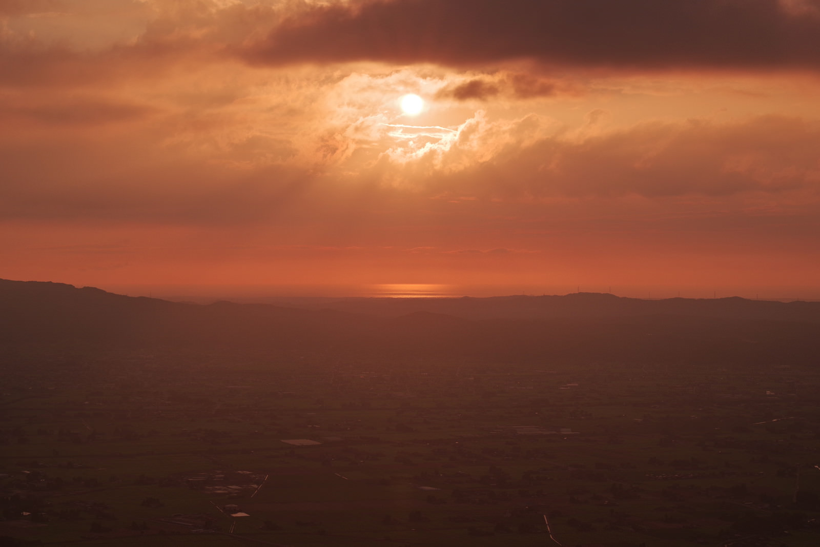 「夕暮れに染まる雲間から見える太陽（富山県南砺市） | フリー素材のぱくたそ」の写真