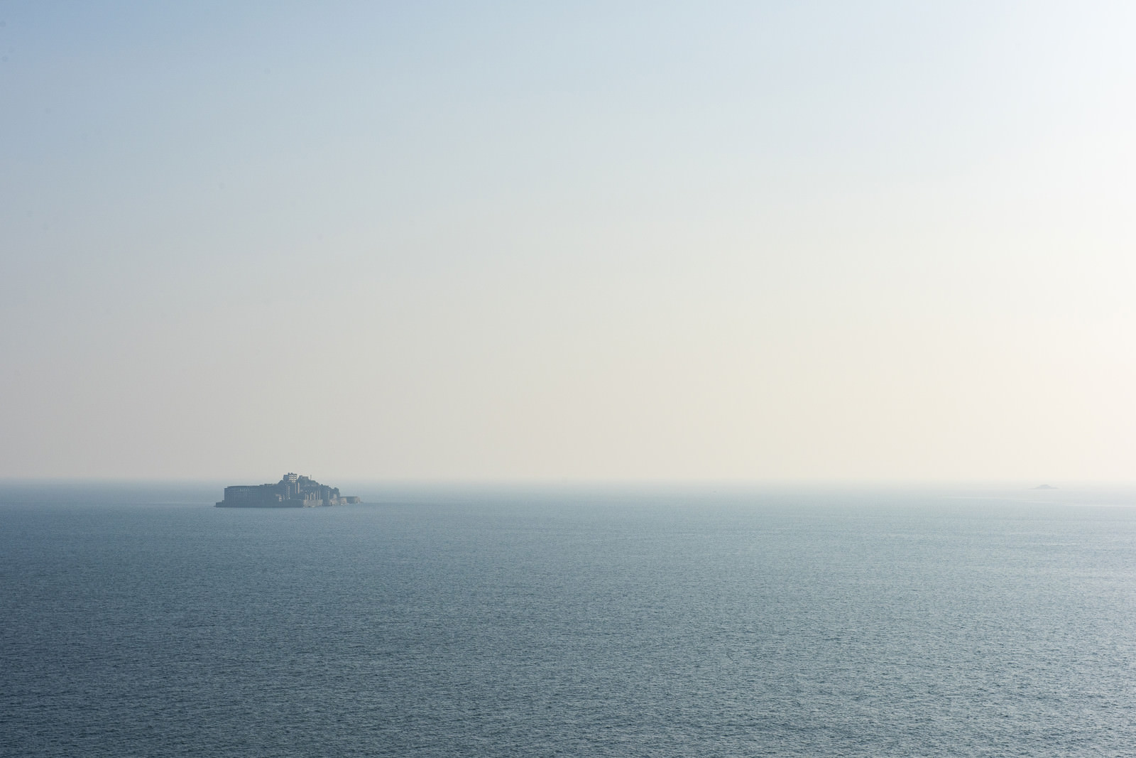 「海の向こうに軍艦島海の向こうに軍艦島」のフリー写真素材を拡大