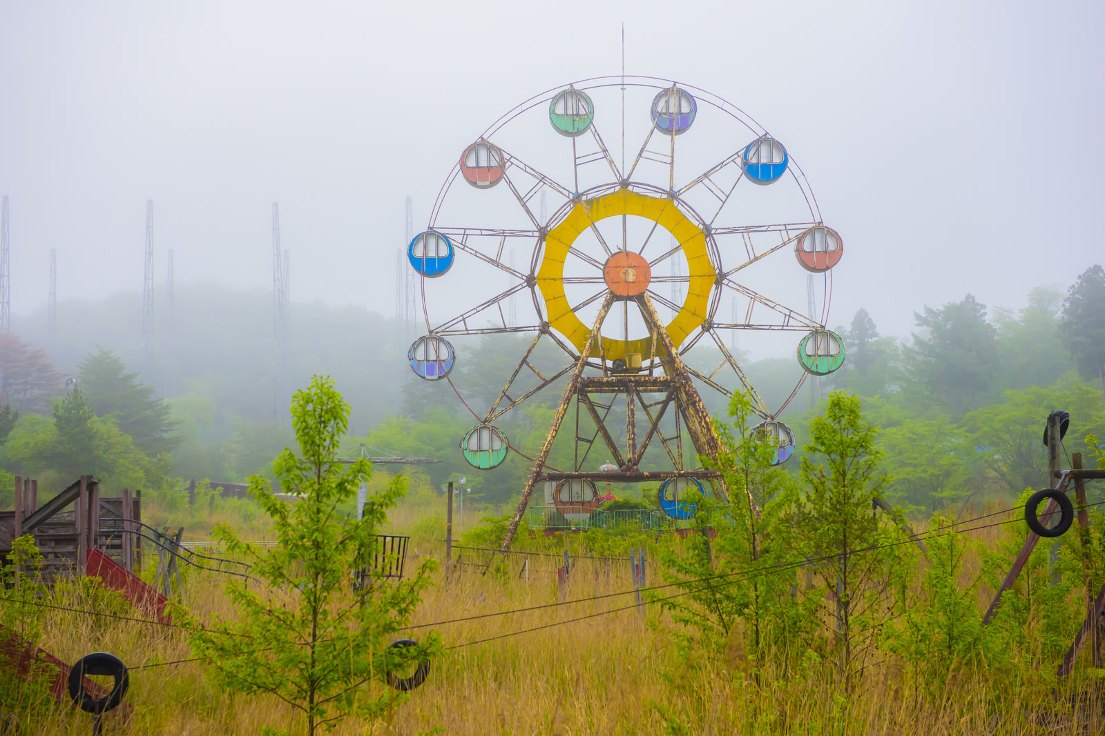 霧の中の遊園地廃墟の写真 画像 を無料ダウンロード フリー素材のぱくたそ