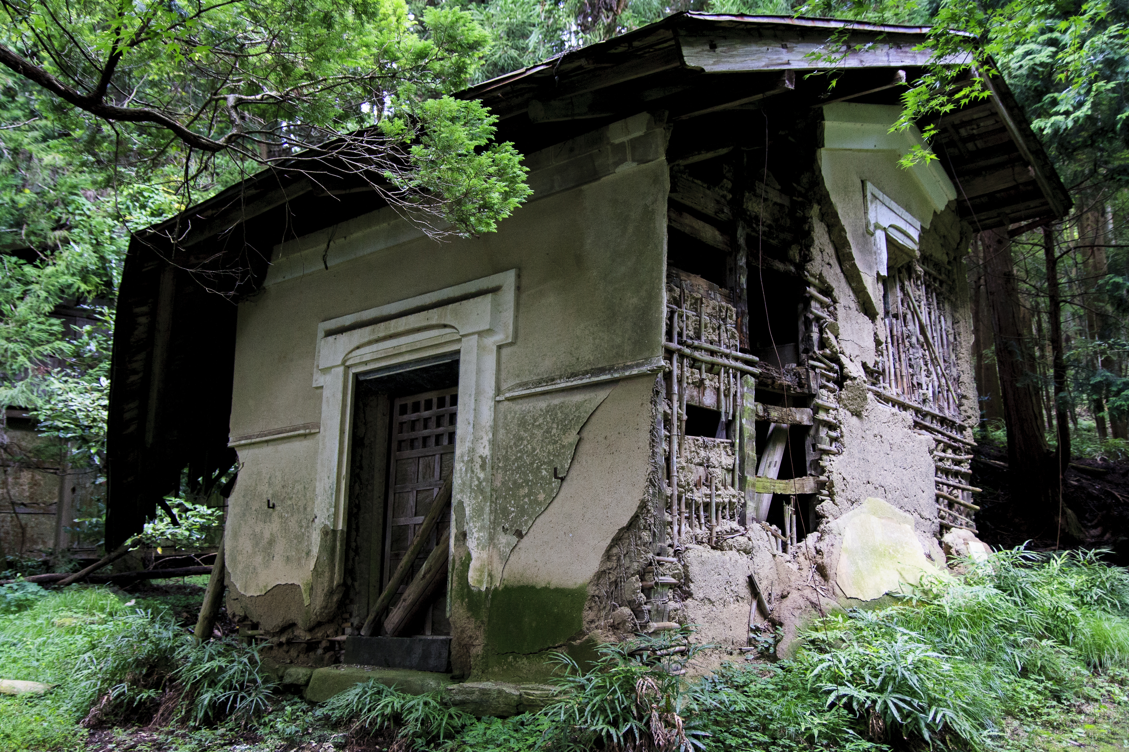 外壁の半分が崩れた蔵のフリー素材 ぱくたそ
