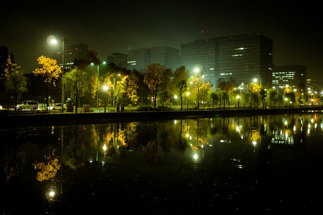 「水面に映り込む皇居の堀とビル群の夜景」のフリー写真素材