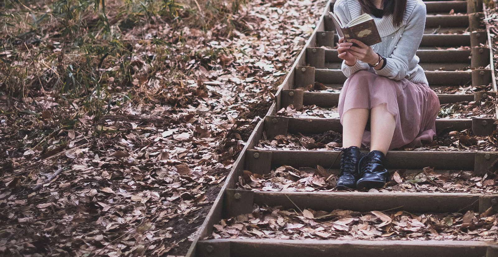 ãè½ã¡èãç©ããéæ®µã§èª­æ¸ã«è½ãå¥³æ§ã