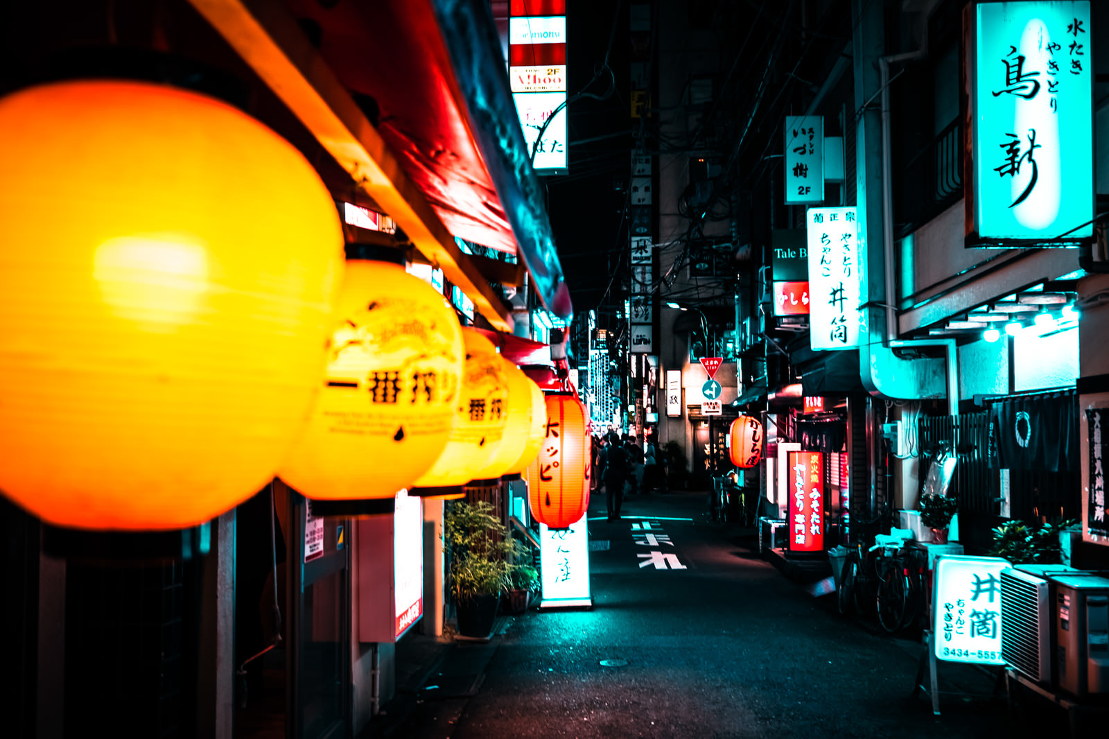 居酒屋の軒下に並ぶちょうちんと飲み屋街の写真 画像 を無料ダウンロード フリー素材のぱくたそ