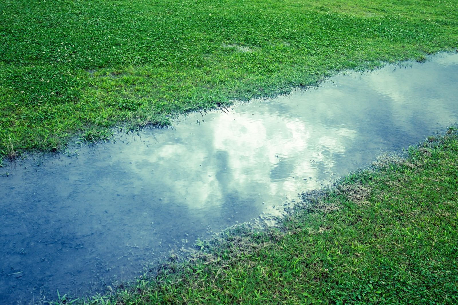 「雨上がり映り込む空雨上がり映り込む空」のフリー写真素材を拡大