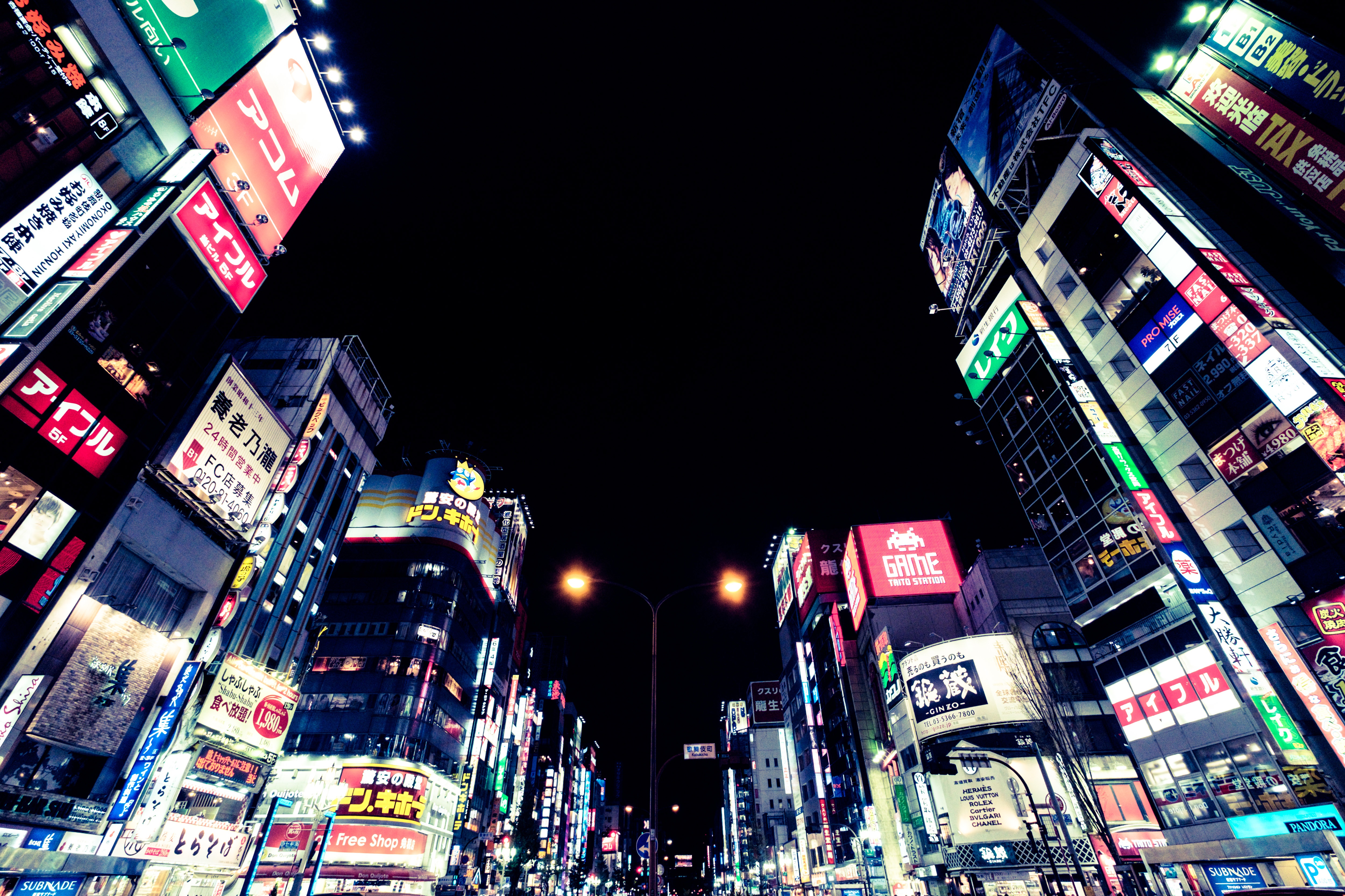 日本一の繁華街新宿 夜間 の無料の写真素材 フリー素材 をダウンロード ぱくたそ