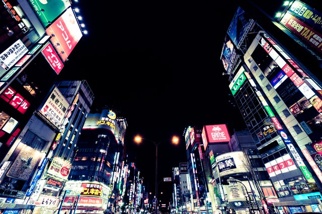 日本一の繁華街新宿（夜間）