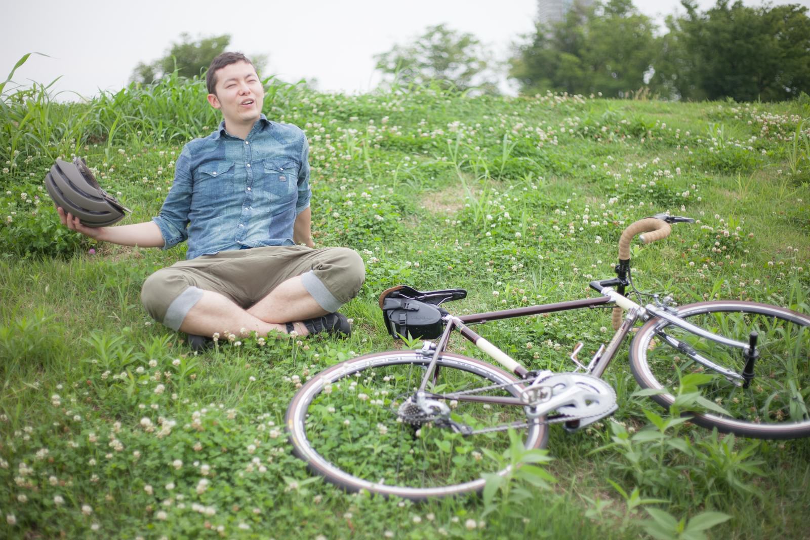 「目的地についてくつろぐ自転車男子 | フリー素材のぱくたそ」の写真［モデル：けんたさん］