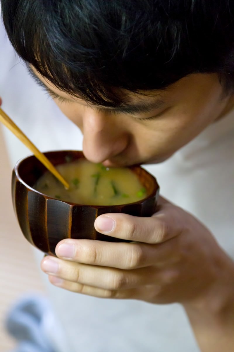 味噌汁をすする男性の写真 画像 を無料ダウンロード フリー素材のぱくたそ 味噌汁をすする男性の写真 画像 を無料ダウンロード フリー素材のぱくたそ