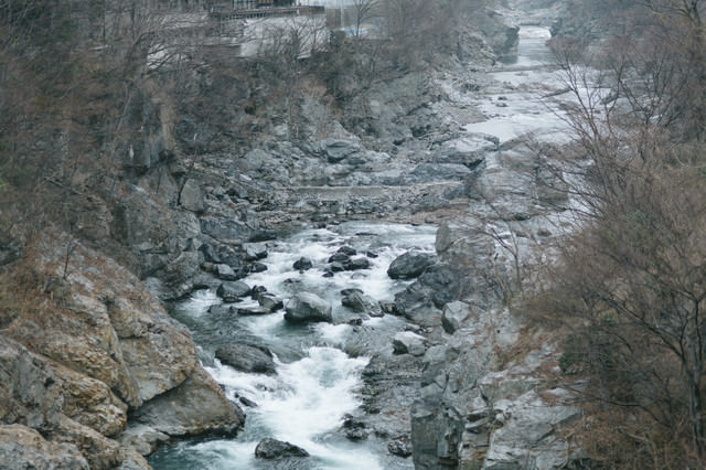 ゴツゴツした岩と冬の鬼怒川