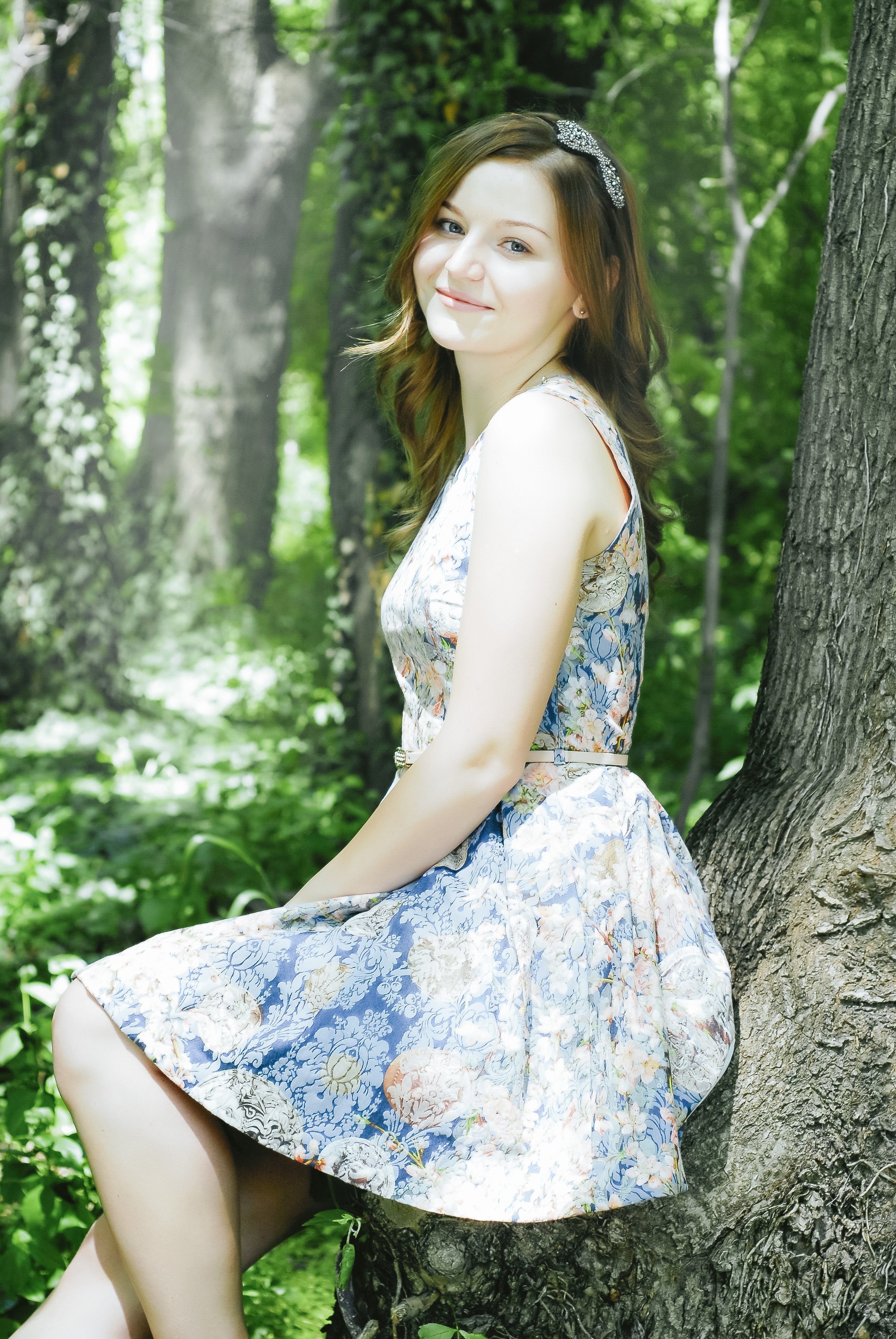 森の中で木によりかかる外国人女性の写真素材 ぱくたそ