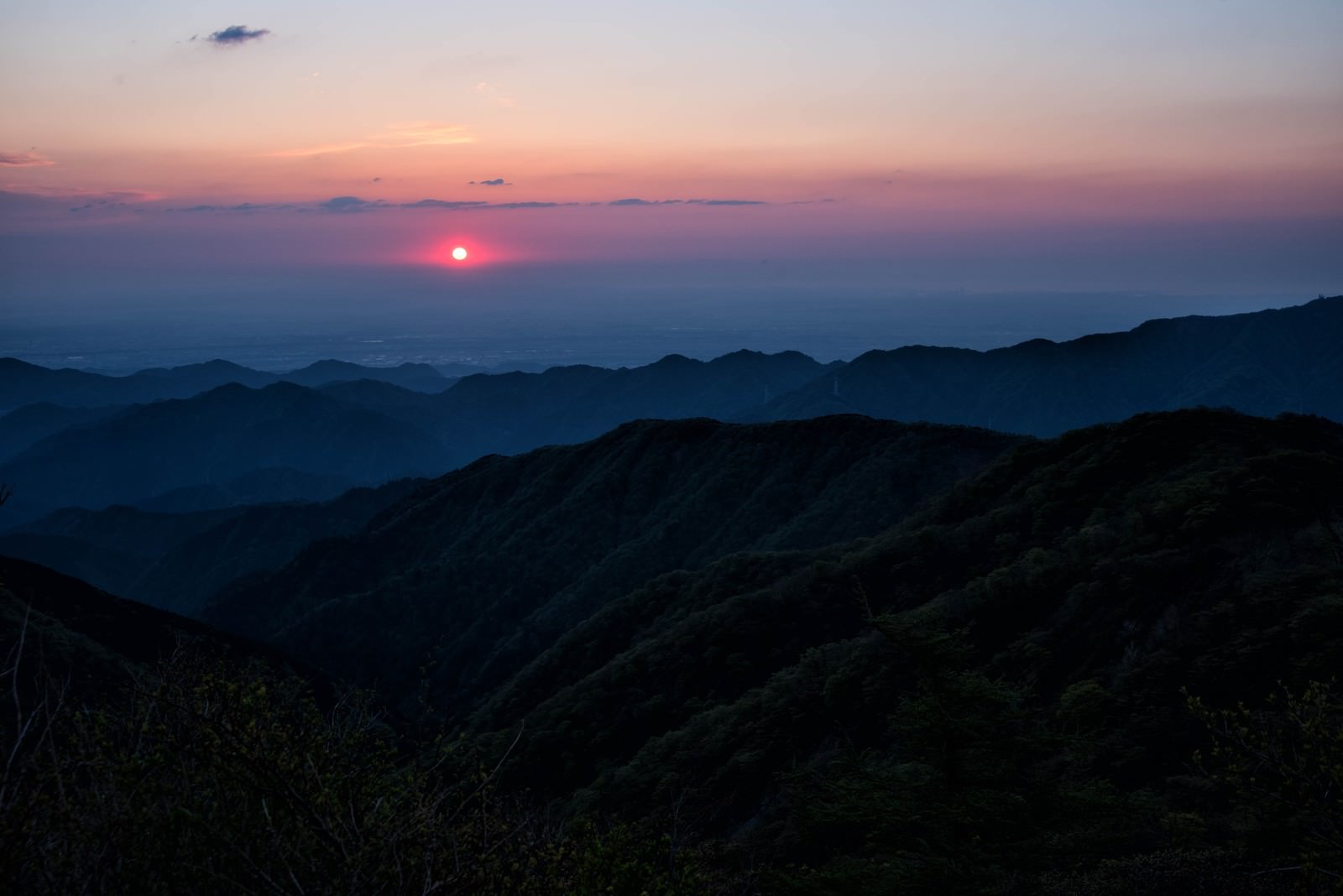 朝焼けに染まる空と丹沢の朝日の写真 画像 を無料ダウンロード フリー素材のぱくたそ