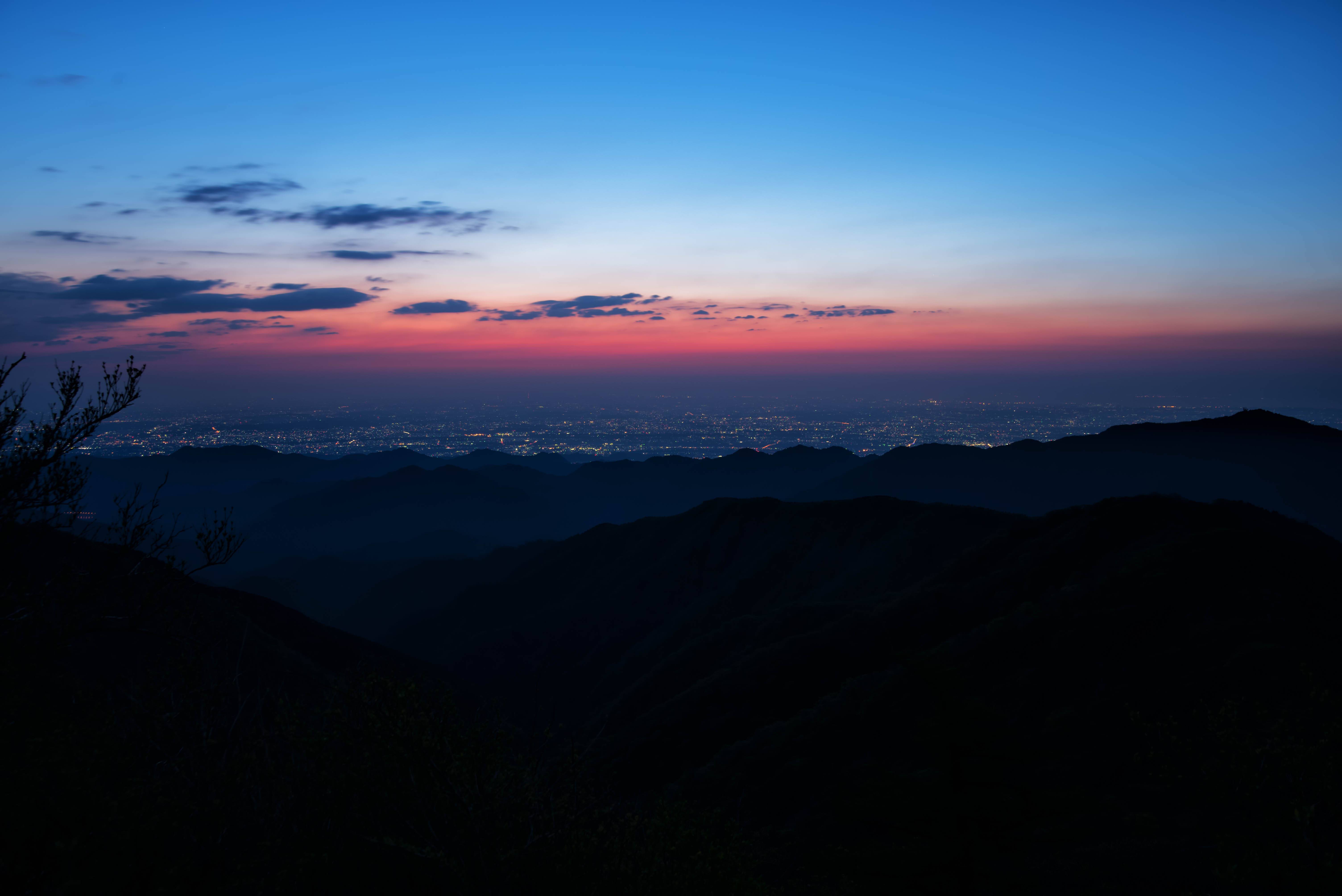 茜色に染まる空と街並みを望む山々のシルエットの無料の写真素材 フリー素材 をダウンロード ぱくたそ