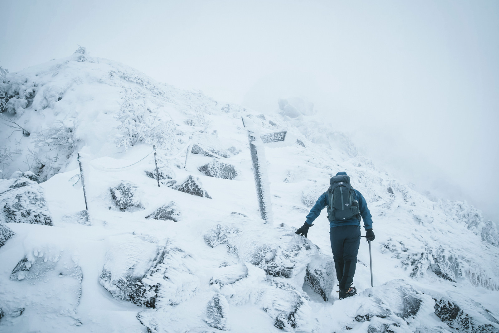 冬山の標識と登山者の写真 画像 を無料ダウンロード フリー素材のぱくたそ